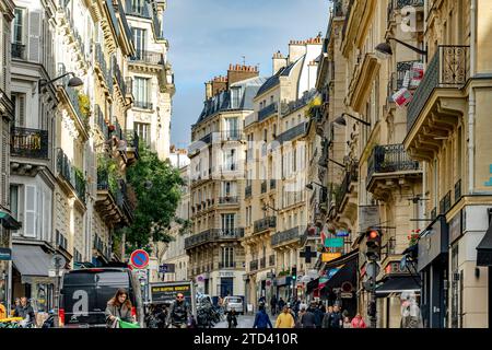 Boulevard Marguerite-de-Rochechouart una strada a Parigi, Francia, situata ai piedi di Montmartre, nel 9° arrondissement di Parigi, Francia Foto Stock