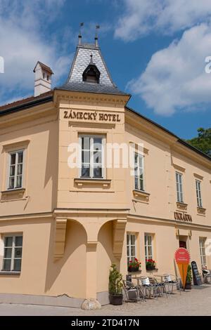 Castle hotel, Lednice, Eisgrub, Breclav, Jihomoravsky kraj, parte del paesaggio culturale di Lednice-Valtice, sito patrimonio dell'umanità dell'UNESCO, a sud Foto Stock