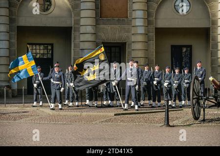 Soldati, Bandiere, cambio della Guardia, Parade Ground, Yttre Borggarden, Palazzo reale, Kungliga slottet, Stoccolma, Svezia Foto Stock