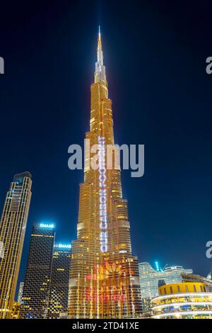 Foto notturna, pubblicità illuminata al Burj Khalifa, centro città, Dubai, Emirati Arabi Uniti Foto Stock