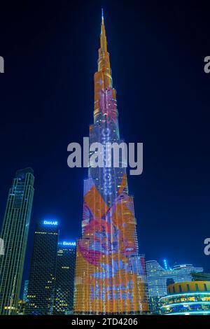 Foto notturna, pubblicità illuminata al Burj Khalifa, centro città, Dubai, Emirati Arabi Uniti Foto Stock