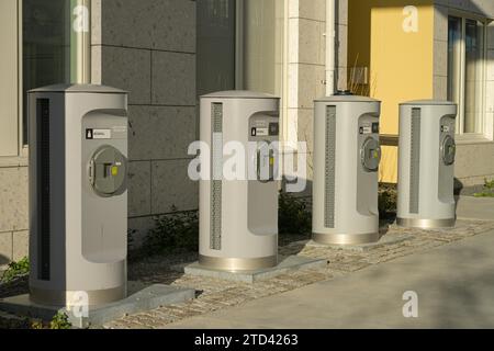 Cestini sotterranei per rifiuti, scivolo, complesso residenziale, Stoccolma, Svezia Foto Stock