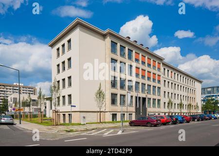 La ristrutturazione e i nuovi edifici hanno trasformato il sito nel terzo campus più grande di Dresda. Il nuovo edificio sulla Gerockstrasse ospita la mensa Foto Stock