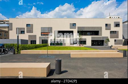 La ristrutturazione e i nuovi edifici hanno trasformato il sito nel terzo campus più grande di Dresda. Il nuovo edificio sulla Gerockstrasse ospita la mensa Foto Stock