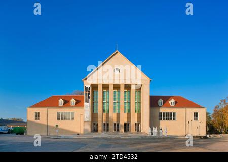 L'Hellerau Festival Theatre fu costruito nel 1911 nello stile dell'architettura riformata nella città giardino di Hellerau, che ora fa parte di Dresda. La Foto Stock