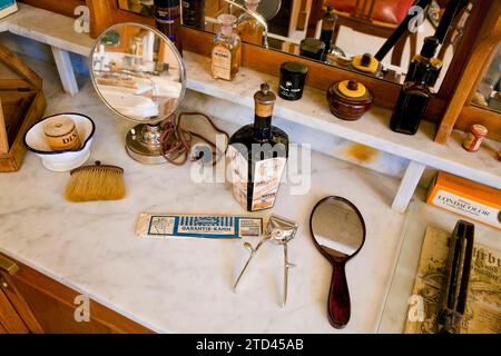 Con l'apertura del piccolo e storico museo del parrucchiere l'11 novembre 2000, Kottmarsdorf ha guadagnato un'altra attrazione turistica. Prendiamo Foto Stock