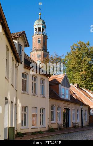 Edificio e grande chiesa nel centro storico della città, Leer, Frisia orientale, bassa Sassonia, Germania Foto Stock