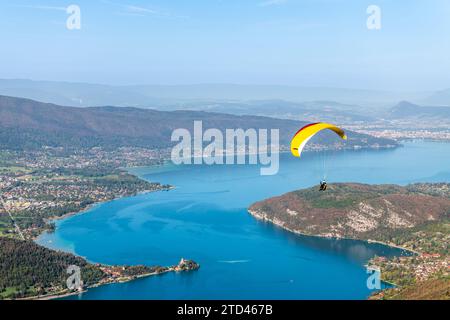 Parapendio sopra il lago di Annecy, in autunno, in alta Savoia, Francia Foto Stock
