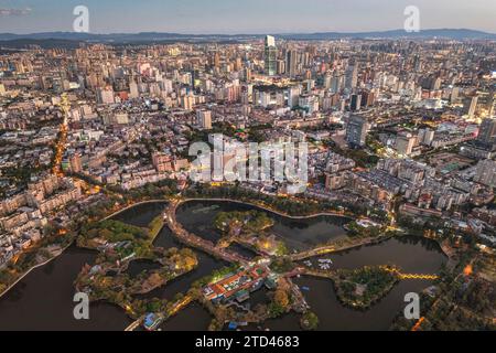 Vista aerea del parco del Green Lake a Kunming, capitale dello Yunnan, Cina Foto Stock