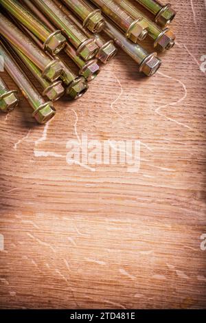 Tassello per parete in calcestruzzo su pannello in legno con spazio di copiatura organizzato Foto Stock