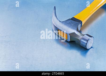 Immagine dello spazio di copia del martello a baionetta con impugnatura in gomma su sfondo metallico concetto di costruzione Foto Stock