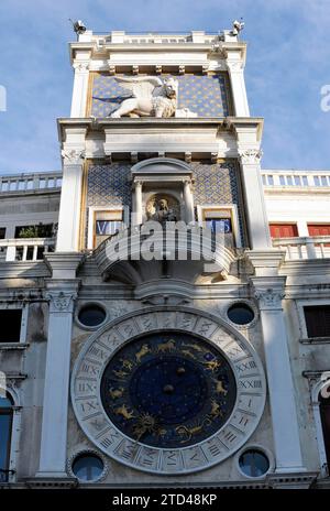 Torre dei Mori di Venezia in Piazza San Marco in una giornata di sole, meridiana con segni dello zodiaco, Basilica di San Marco e Piazza San Marco Foto Stock