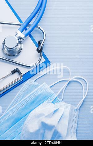 Maschere stetoscopio clipboard su sfondo blu concetto medico Foto Stock