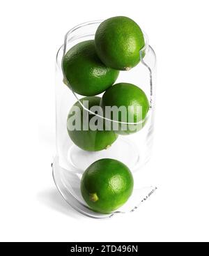 Vaso in vetro frantumato con lime su sfondo bianco Foto Stock