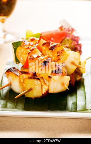 Spiedini di pollo e verdure freschi su foglie di palma in stile thailandese, fotografie gastronomiche Foto Stock