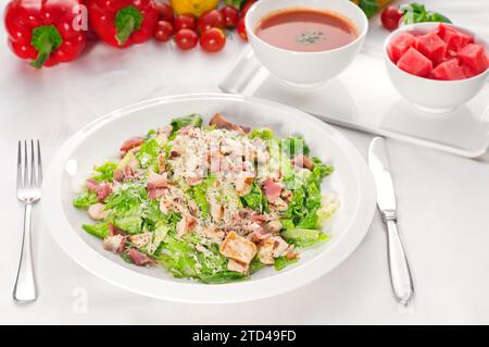 Insalata caesar classica fresca servita con zuppa di gazpacho, pasto sano, CIBO PIÙ DELIZIOSO IN PORTAFOGLIO, fotografia del cibo Foto Stock