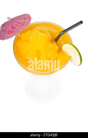 Daiquiri margarita al mango congelato con paglia nera lime e ombrello rosa isolato su sfondo bianco, fotografia gastronomica Foto Stock