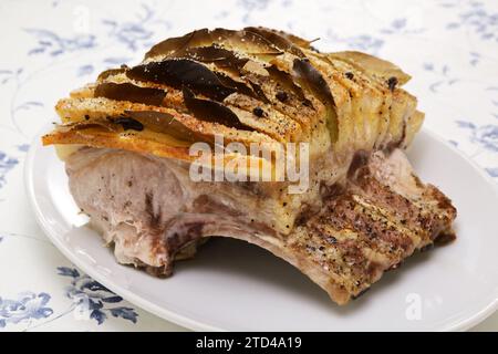 Maiale arrosto danese (Flæskesteg) appena fuori dal forno. Foto Stock