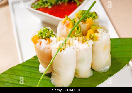 Involtini estivi in stile vietnamita freschi, su una foglia di palma, fotografia gastronomica Foto Stock