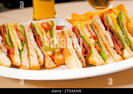 Club sandwich a tre piani con patatine fritte e fotografie di cibo Foto Stock