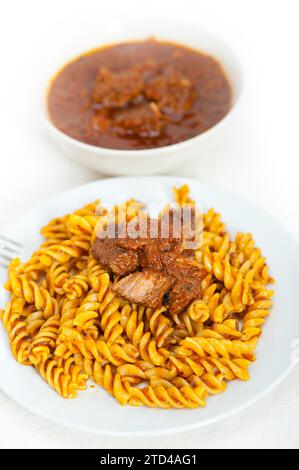 Fusilli al dente con ragù alla napoletana molto diverso dallo stile bolognese, fotografia gastronomica Foto Stock