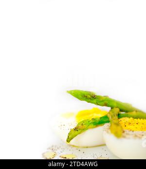 Asparagi verdi freschi bolliti e uova con olio extra vergine d'oliva, fotografie gastronomiche Foto Stock