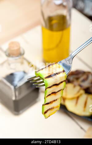 Zucchine grigliate su una forchetta macro da vicino Foto Stock