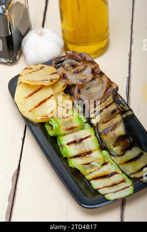 Verdure assortite grigliate con olio extra vergine d'oliva, fotografie gastronomiche Foto Stock