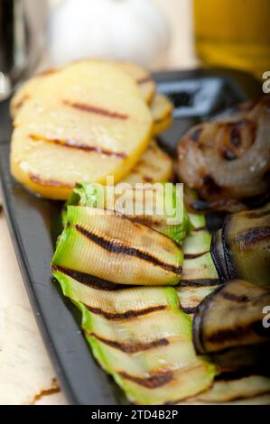 Verdure assortite alla griglia condite con olio extra vergine d'oliva Foto Stock