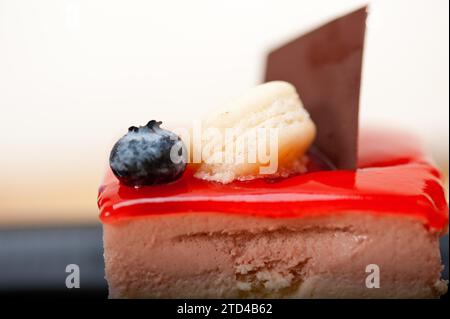 Mousse di yogurt alla fragola fresca con macaroon e mirtilli in cima Foto Stock