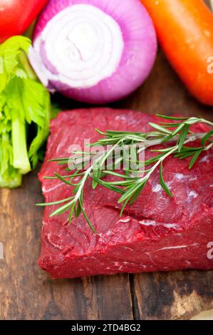 Carne di manzo cruda fresca pronta per cucinare con verdure ed erbe, fotografia del cibo Foto Stock
