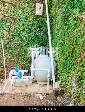 Sistema di purificazione e manutenzione della piscina. Impianto di trattamento e filtro piscina principale installato. Pompa per piscina con filtro a sabbia installato Foto Stock