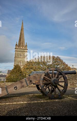 Canons on Derry Walls di fronte alla Cattedrale di St Columb, Derry/Londonderry, Irlanda del Nord Foto Stock