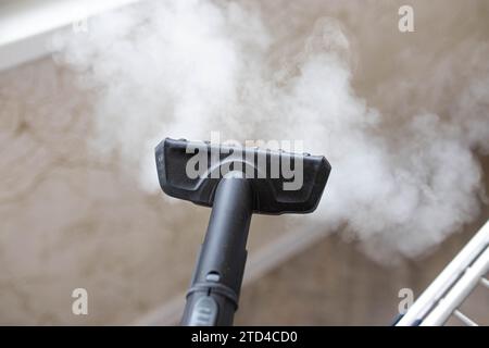 Vaporiera per pulire la casa, vapore sotto pressione Foto Stock