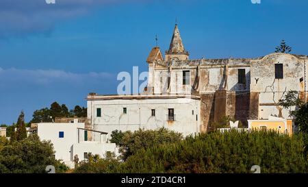 Vista del villaggio, edificio bianco, chiesa dal lato, isola vulcanica, Stromboli, Isole Eolie, Isole Lipari, Sicilia, Italia Foto Stock