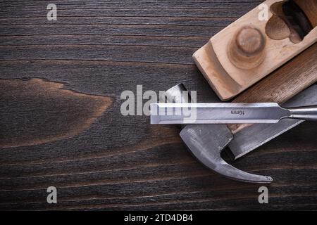 Copia dell'immagine dello spazio del martello a artiglio del razzolo e dello scalpello su un concetto di costruzione di pannelli in legno d'epoca Foto Stock
