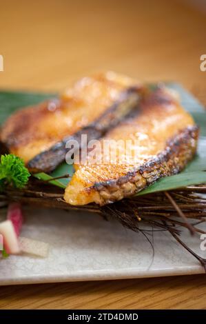 Stile giapponese teppanyaki Merluzzo arrosto pesce su foglie di palma Foto Stock