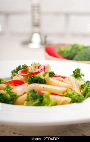 Classica penne italiana con broccoli e peperoncino rosso Foto Stock