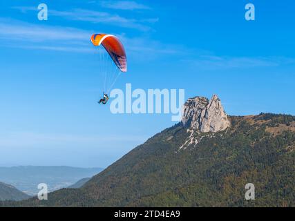 Parapendio sopra il lago di Annecy, in autunno, in alta Savoia, Francia Foto Stock