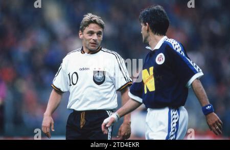 Calcio, firo: 21 maggio 1996 preparazione campionato europeo di calcio, partita amichevole, preparazione per la partita internazionale 1996, foto archiviate, foto archiviate, immagini archiviate, gioco di addio Rudi Voller squadra di Rudi - squadra nazionale Thomas Hassler, mezza figura Foto Stock