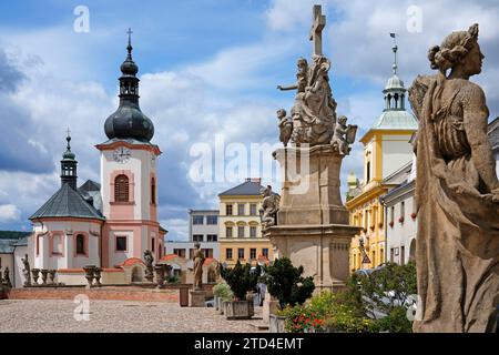 Piazza con chiesa barocca, Manetin, regione Pilsen, Repubblica Ceca, Manetin, Manetin, Boemia occidentale, Repubblica Ceca Foto Stock