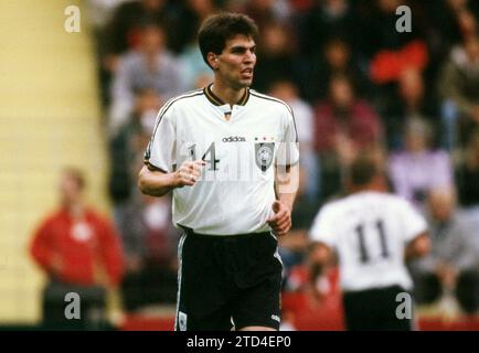 Calcio, firo: 21 maggio 1996 preparazione Campionato europeo di calcio Euro European Championship, partita amichevole, preparazione per la partita internazionale 1996, foto di archivio, foto di archivio, immagini di archivio, gioco di addio Rudi Voller squadra di Rudi - nazionale Markus Babbel, mezza figura Foto Stock