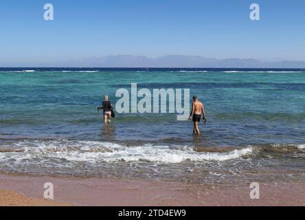 Snorkeller, Coast, Beach, al Asalah Beach, Dahab, Golfo di Aqaba, Mar Rosso, Sinai, Egitto Foto Stock