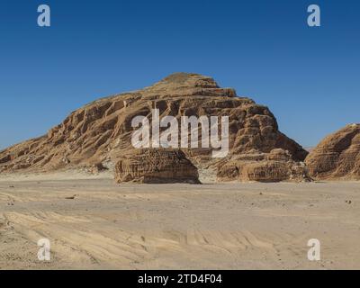 Rocce erose, paesaggio montano nel Sinai meridionale tra Ain Khudra e Nuwaiba, Egitto Foto Stock