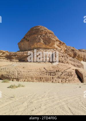 Rocce erose, paesaggio montano nel Sinai meridionale tra Ain Khudra e Nuwaiba, Egitto Foto Stock