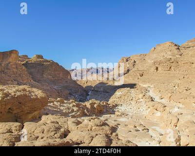 Paesaggio montano nel Sinai meridionale tra Ain Khudra e Nuwaiba, Egitto Foto Stock