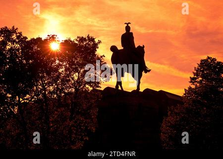 Statua equestre del Kaiser Guglielmo II retroilluminata al tramonto, Colonia, Renania, Renania settentrionale-Vestfalia, Germania Foto Stock