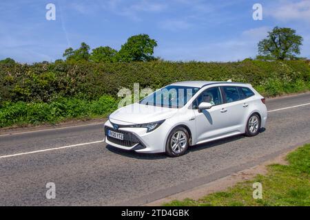 TOYOTA Corolla Icon Tech HEV CVT Business Edition 2020 White Wagon elettrica ibrida da 1798 cc, Auto Express Estate Car of the Year Foto Stock