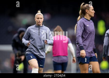 Londra, Regno Unito. 16 dicembre 2023. La squadra del Tottenham Hotspur si riscalda durante la partita di Barclays fa Women's Super League tra il Tottenham Hotspur e l'Arsenal al al Tottenham Hotspur Stadium di Londra sabato 16 dicembre 2023. (Foto: Federico Guerra Maranesi | notizie mi) Foto Stock