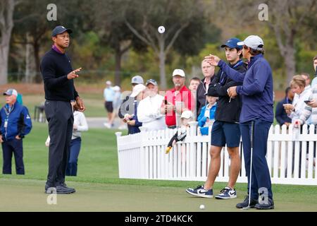 Orlando, Stati Uniti. 15 dicembre 2023. 15 dicembre 2023: Tiger Wood e Son Charlie Woods durante il Pro-Am al torneo di golf PNC Championship al Ritz-Carlton Golf Club di Orlando, Florida. Darren Lee/CSM (immagine di credito: © Darren Lee/Cal Sport Media) credito: Cal Sport Media/Alamy Live News Foto Stock